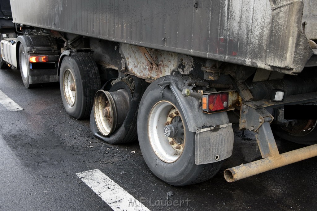 Auto 1 Reifenbrand LKW Koeln Porz Gremberghoven Ratherstr P21.JPG - Miklos Laubert